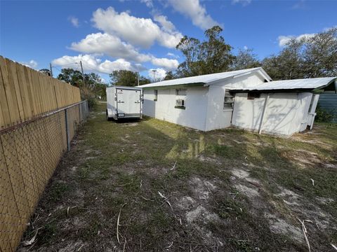 A home in LAKE WALES