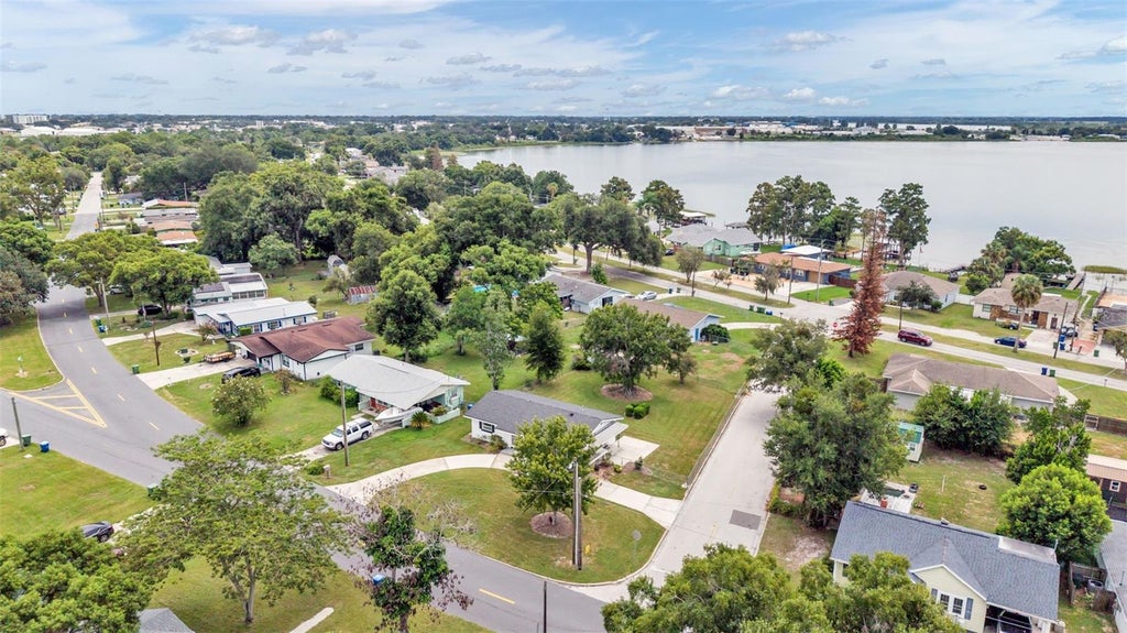 Photo of 1668 Roselawn Street SW, Winter Haven, FL 33880 (MLS # L4964561)