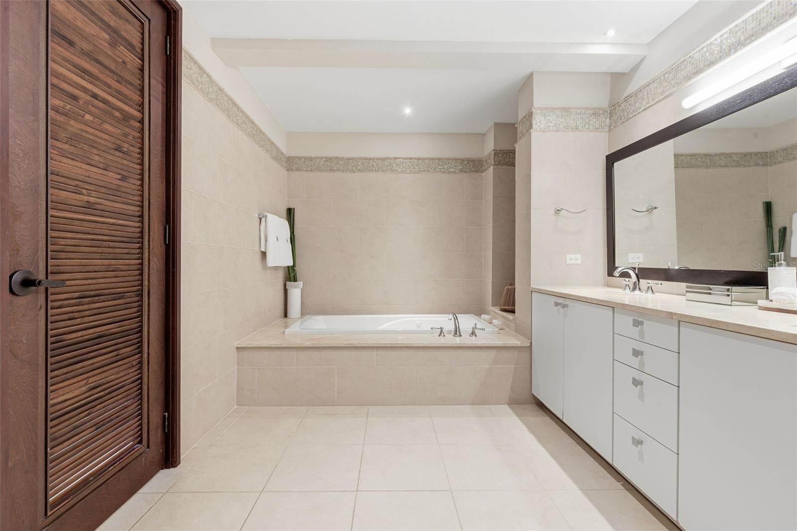 LAS VERANDAS BAHIA BEACH - Residential