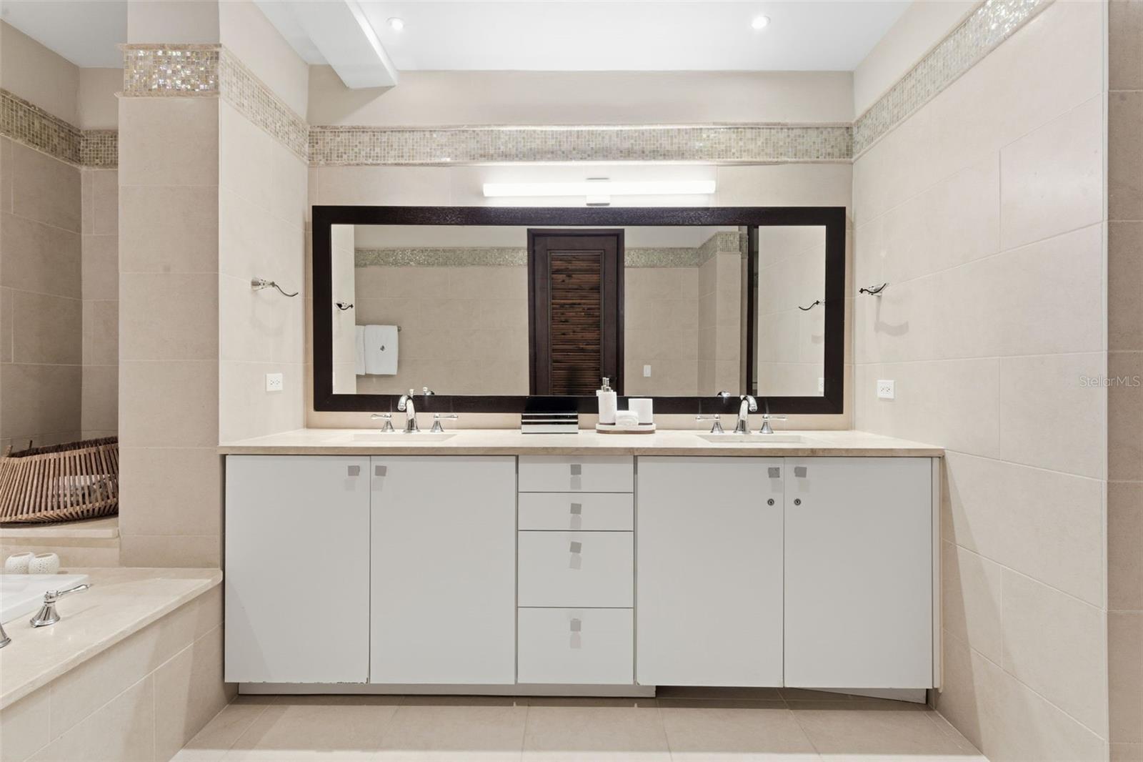 LAS VERANDAS BAHIA BEACH - Residential