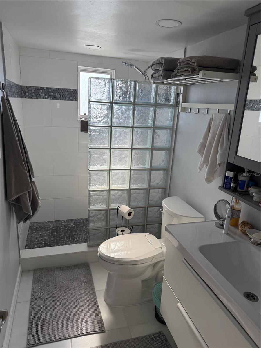 SHORE TOWERS BLDG - Residential Lease