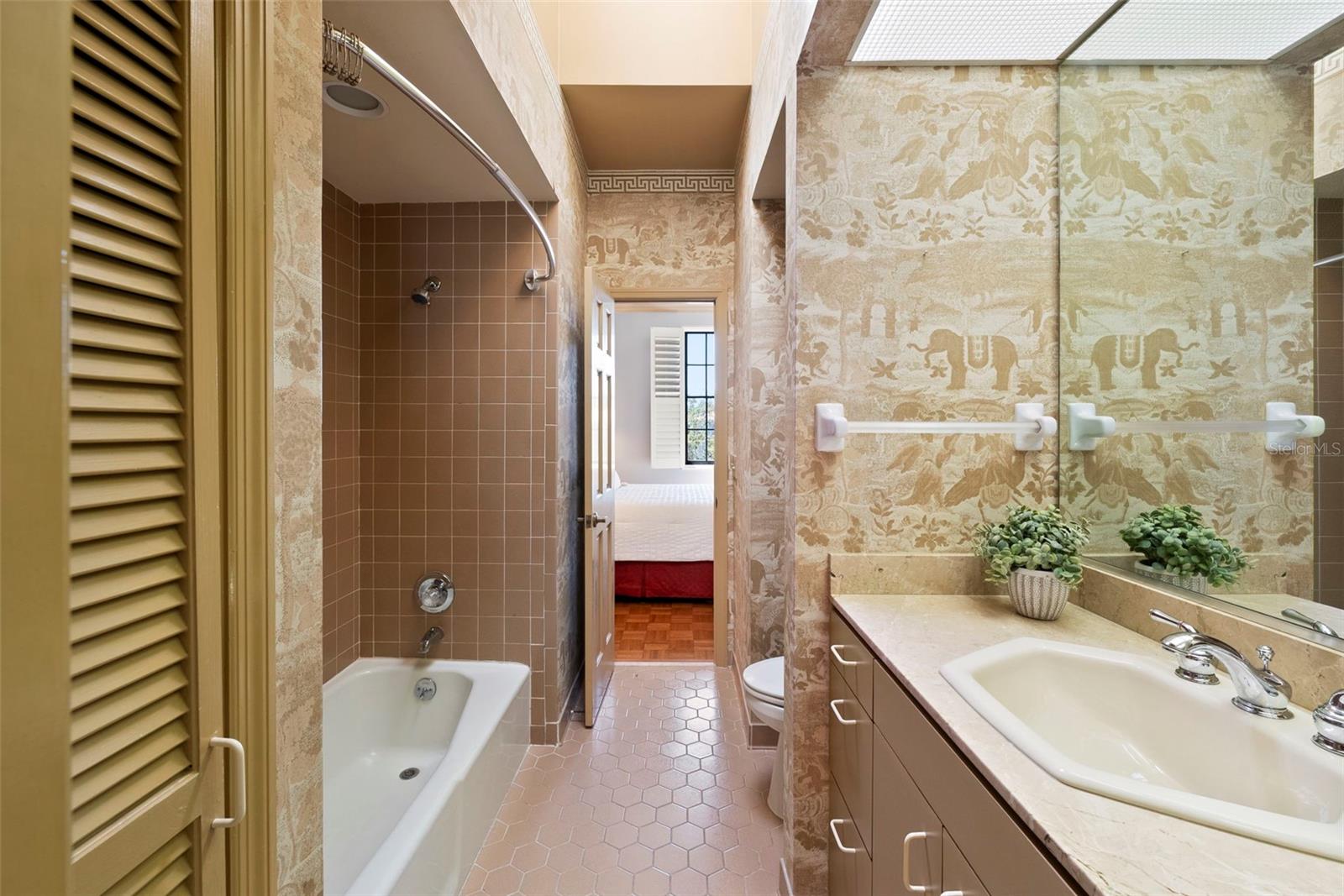 5010 BAYSHORE CONDO INC - Residential