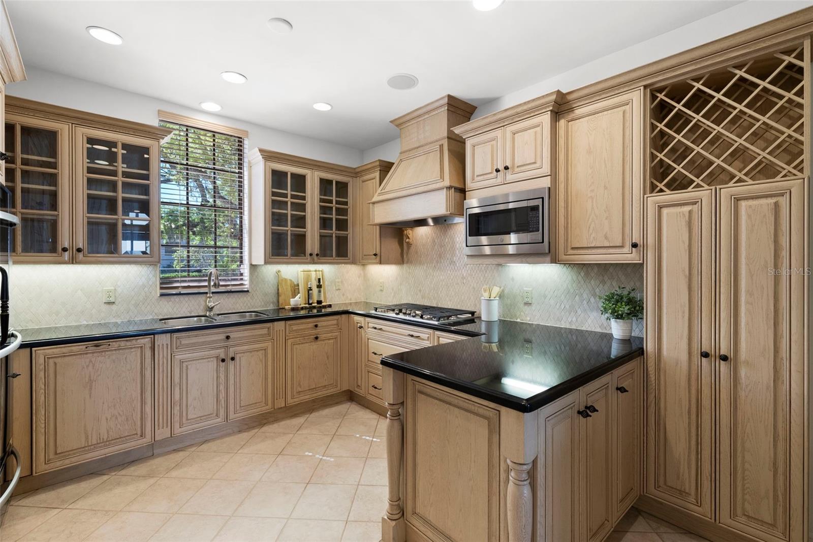 5010 BAYSHORE CONDO INC - Residential