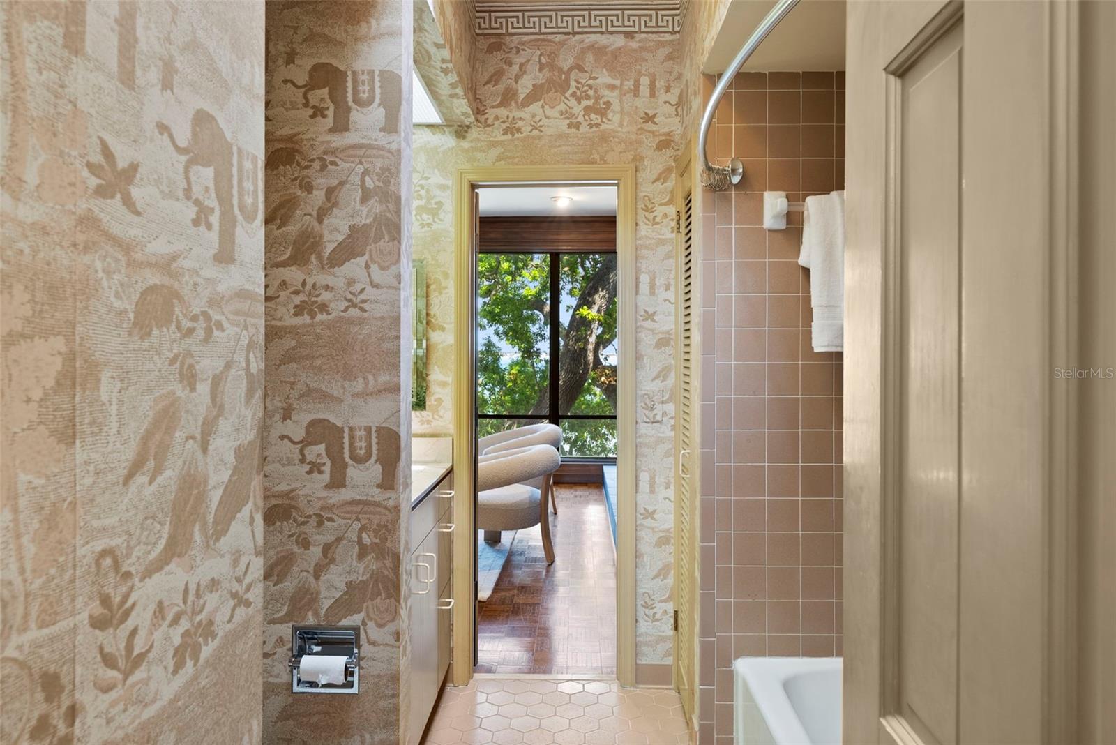 5010 BAYSHORE CONDO INC - Residential