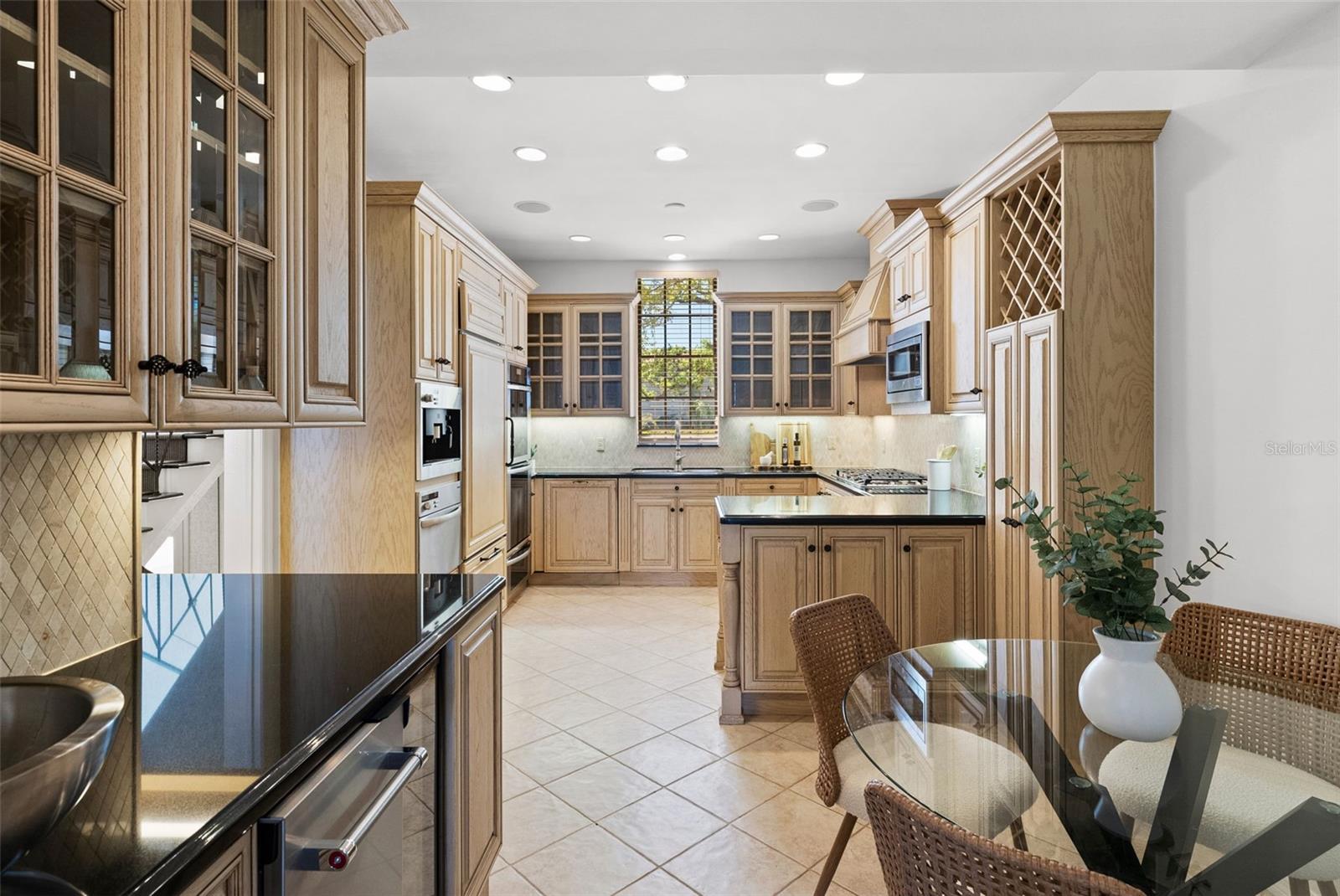 5010 BAYSHORE CONDO INC - Residential