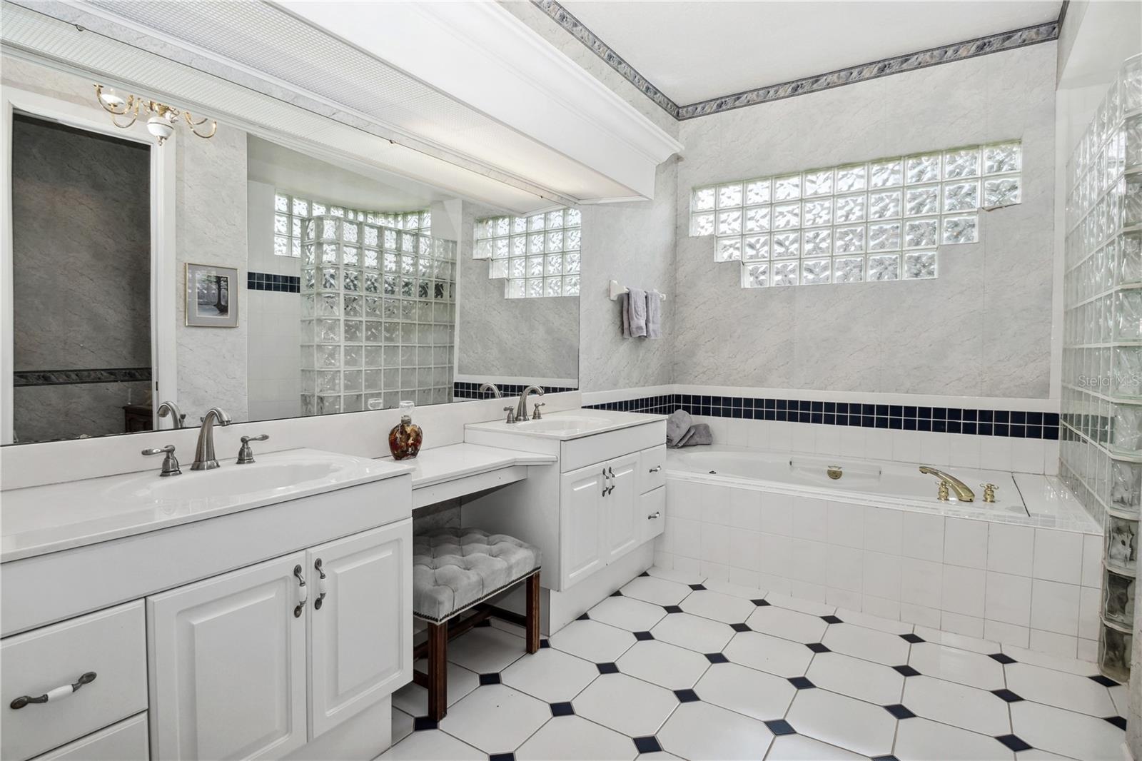 PARK PLACE ON LAKE JOANNA - Residential