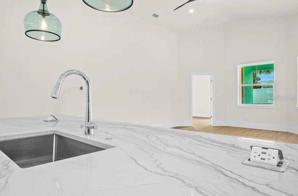 2509 LAKESHORE DRIVE