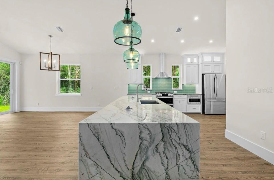 2509 LAKESHORE DRIVE