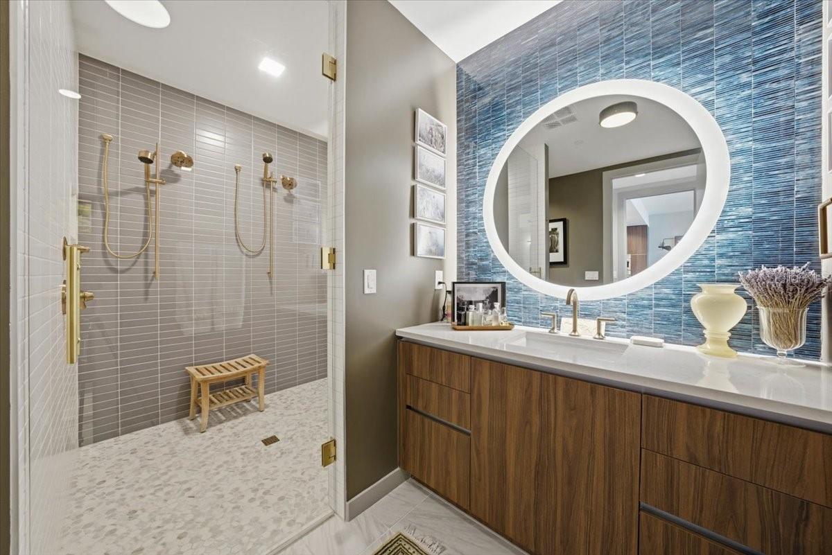 REFLECTION CONDO - Residential