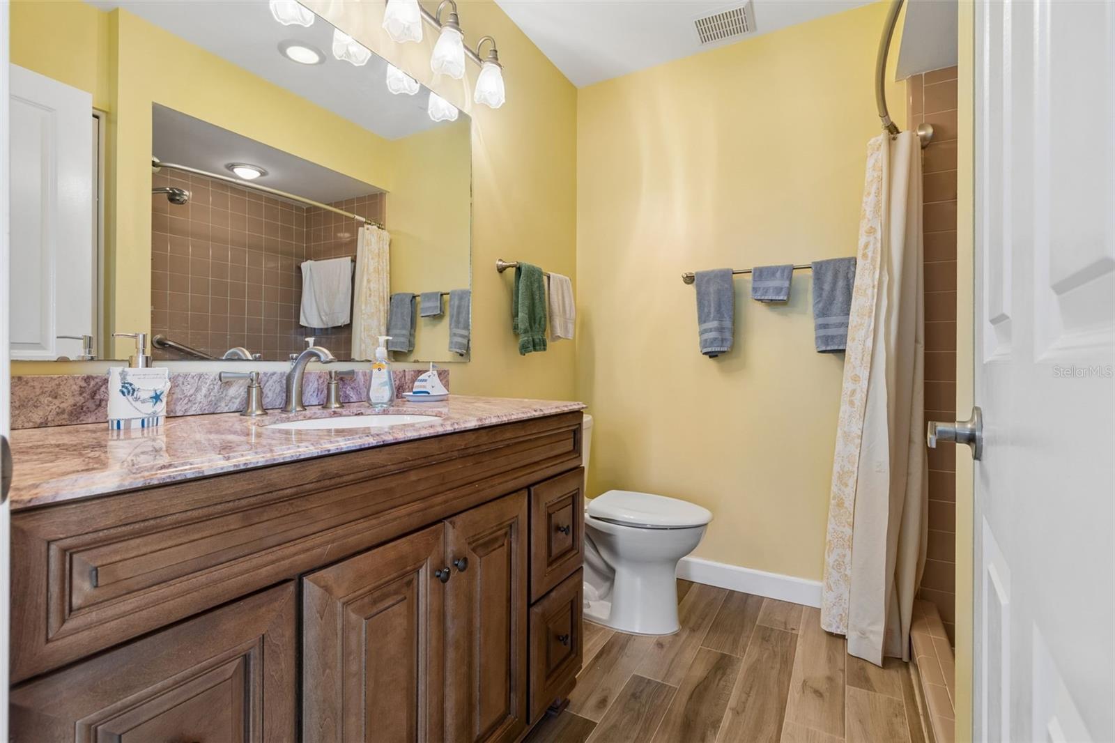 VILLAGE GREEN - Residential