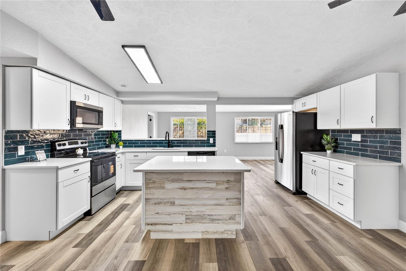 COLONIAL HILLS - Residential