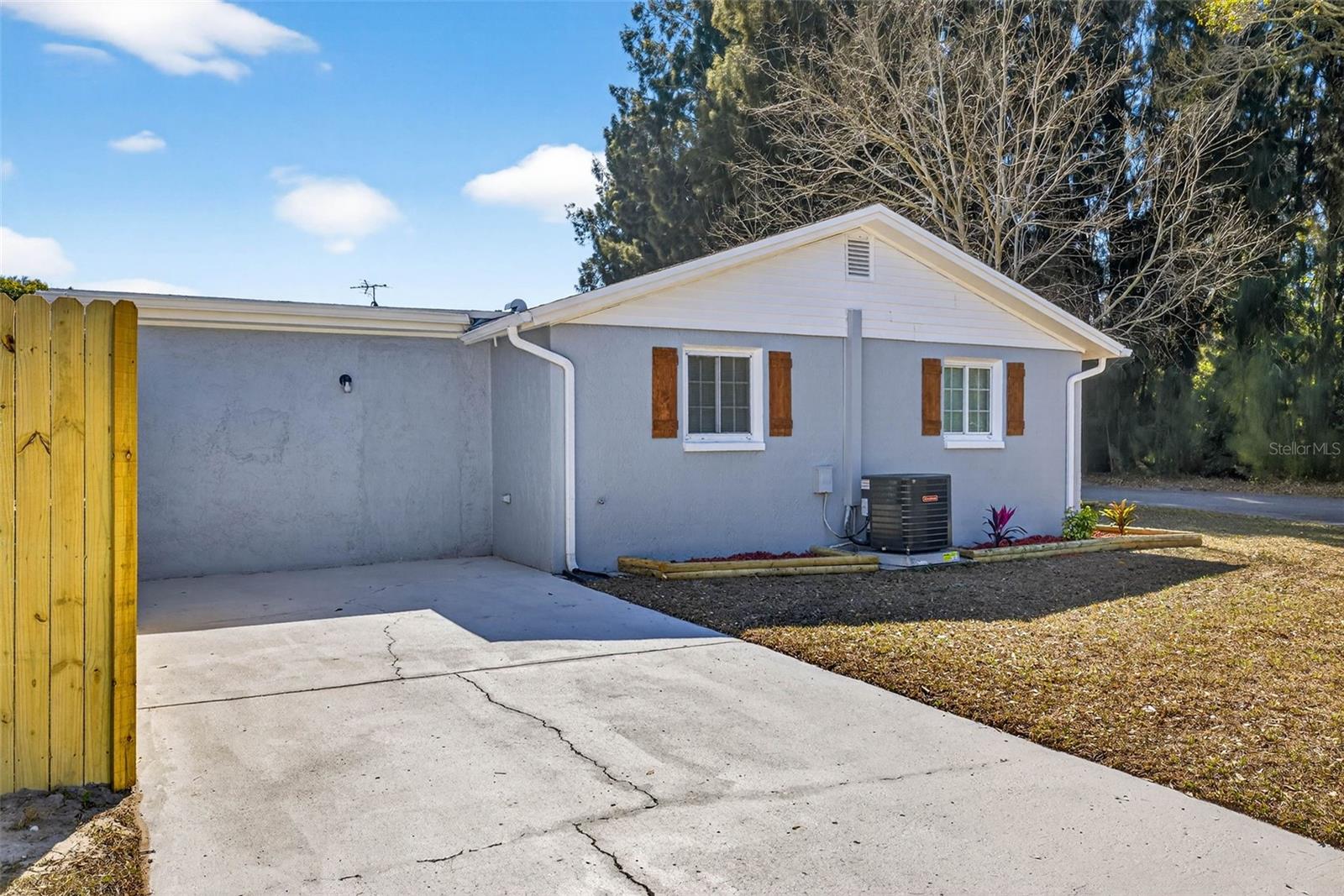 COLONIAL HILLS - Residential