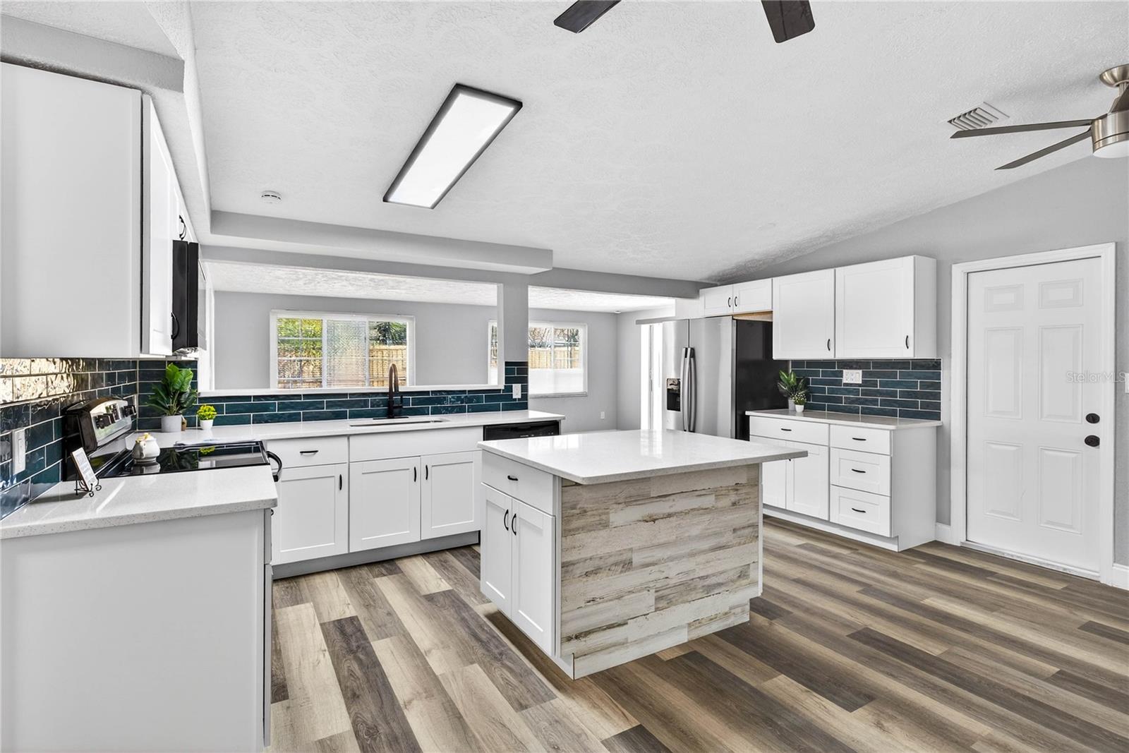 COLONIAL HILLS - Residential