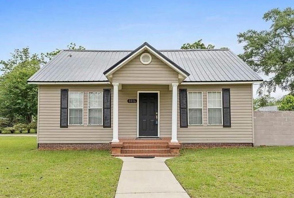 Photo of 1016 10th Avenue, Graceville, FL 32440 (MLS # O6350234)