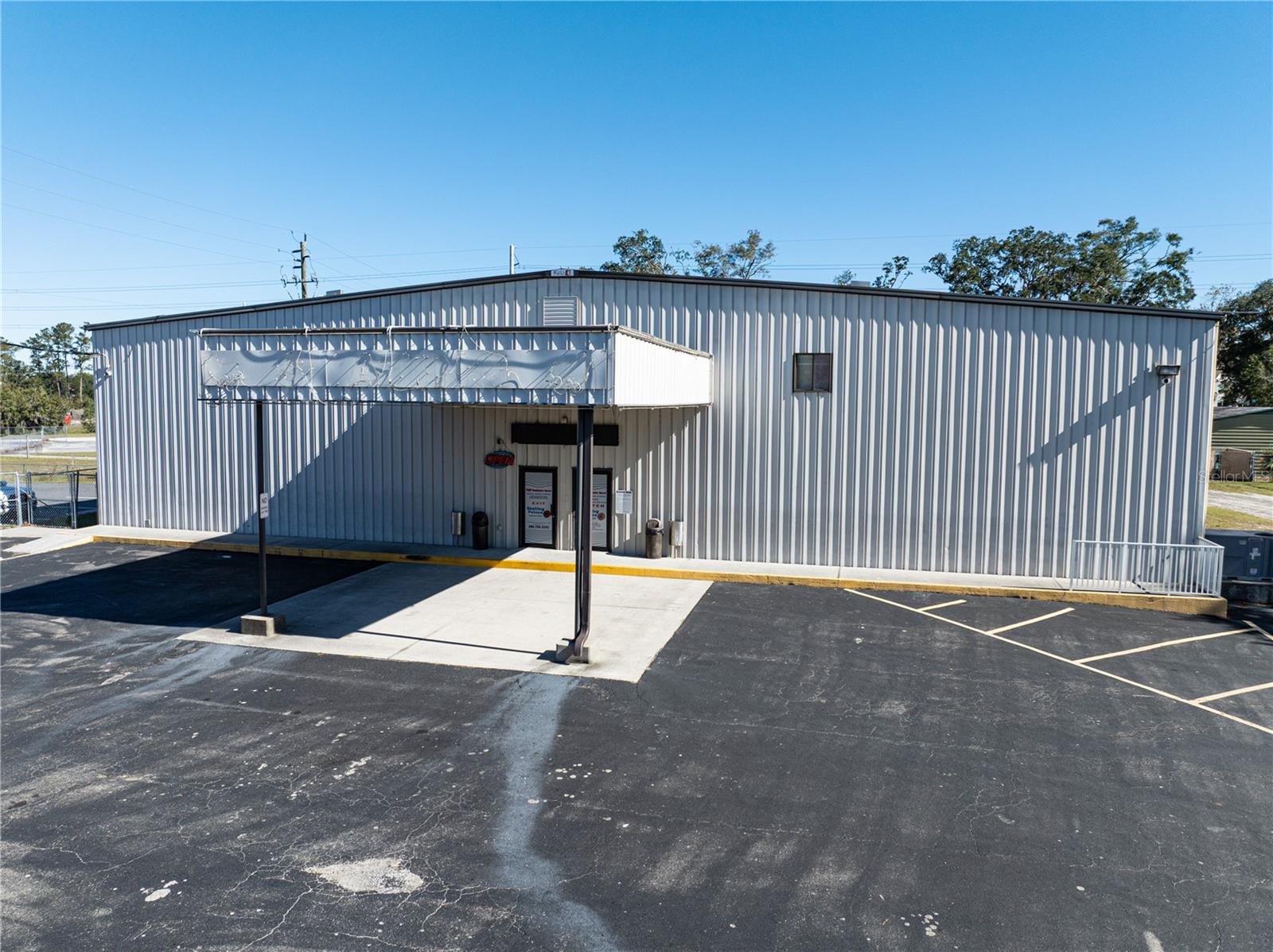 Main image without alt text