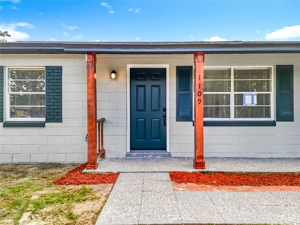 Photo of 1109 Willow Court, Tavares, FL 32778 (MLS # S5136746)