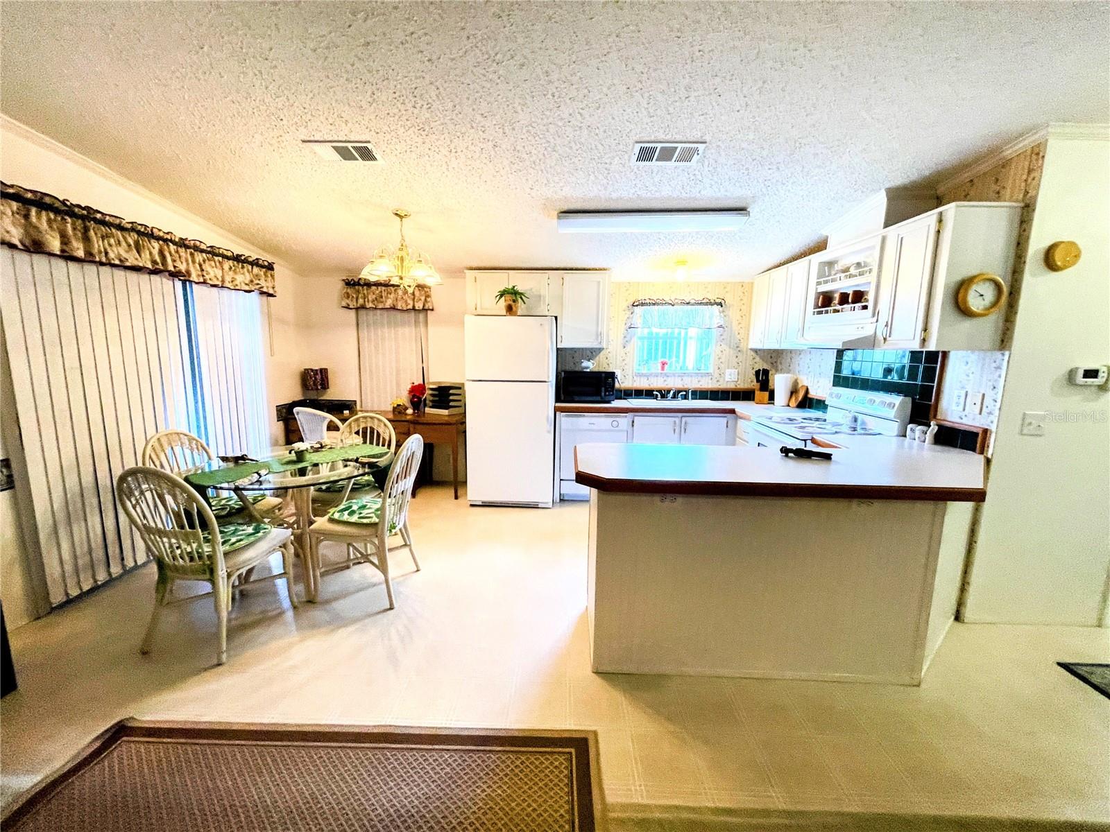 COUNTRY CLUB ESTATES - Residential
