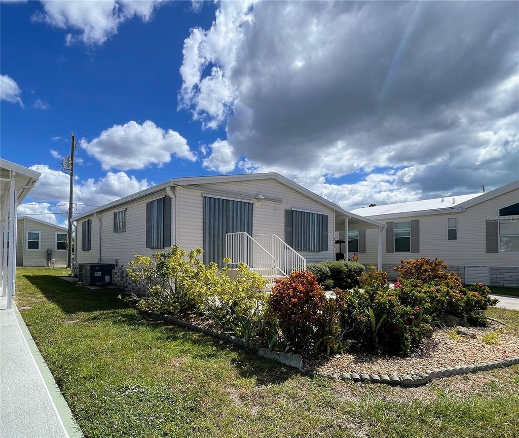 Photo of 807 Bogie St, Venice, FL 34285 (MLS # N6141033)