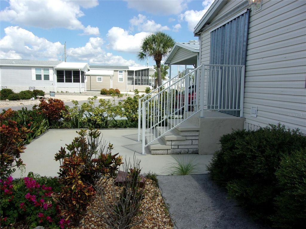 Photo of 807 Bogie St, Venice, FL 34285 (MLS # N6141033)