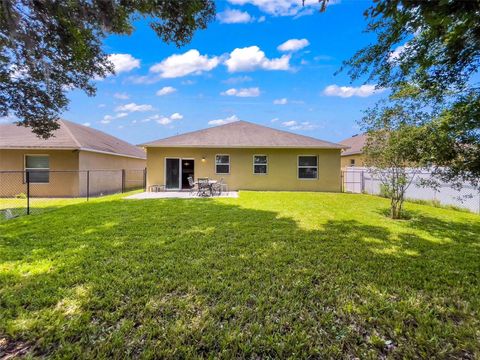 A home in AUBURNDALE