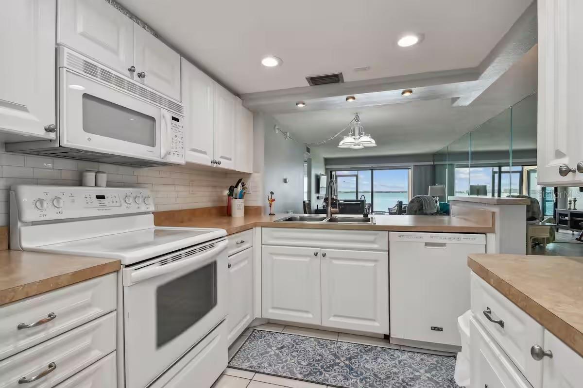 CASA DEL MAR CONDO II - Residential Lease