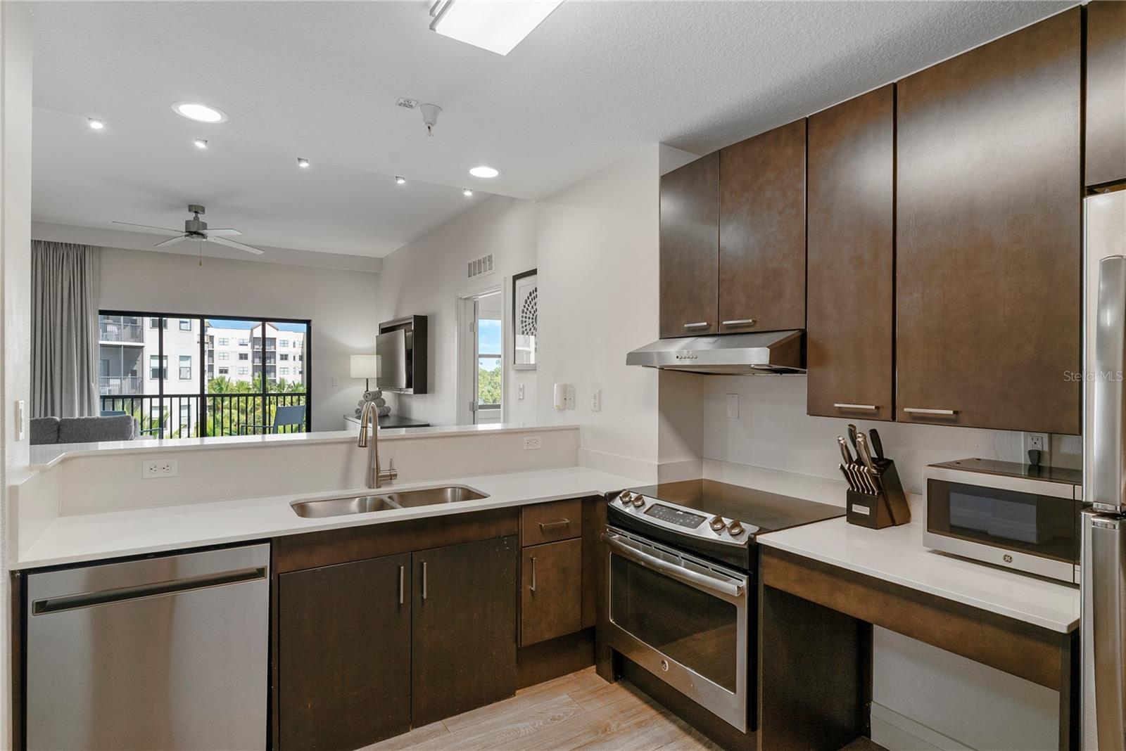 GROVE RESIDENCE & SPA HOTEL CONDO 3 - Residential