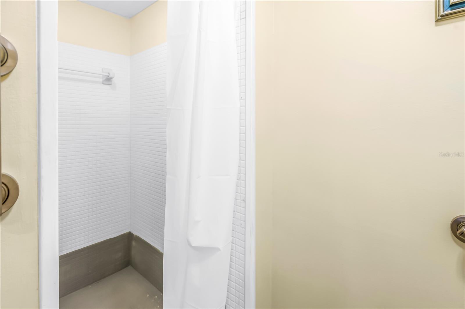 PARADISE SHORES - Residential