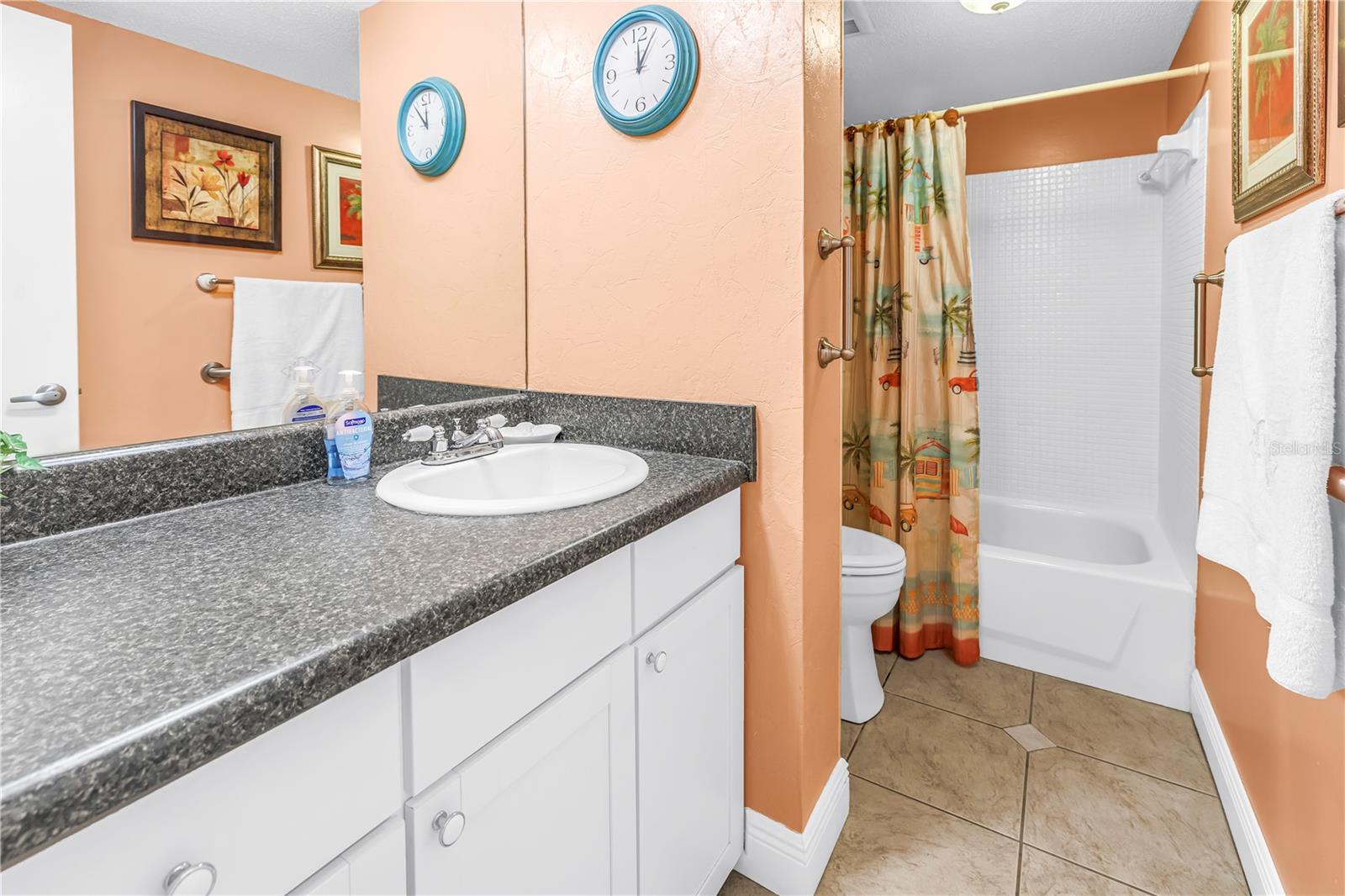 PARADISE SHORES - Residential