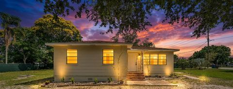Photo of 1050 Pine Avenue, Lake Wales, FL 33853 (MLS # L4962230)