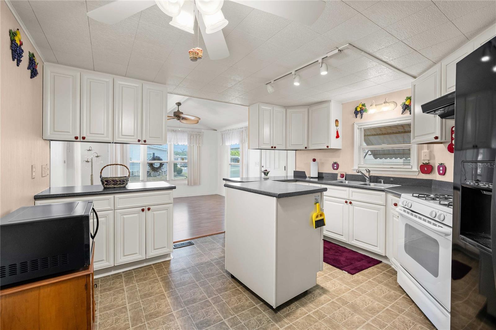 OAKS ROYAL MOBILE HOME SUB - Residential