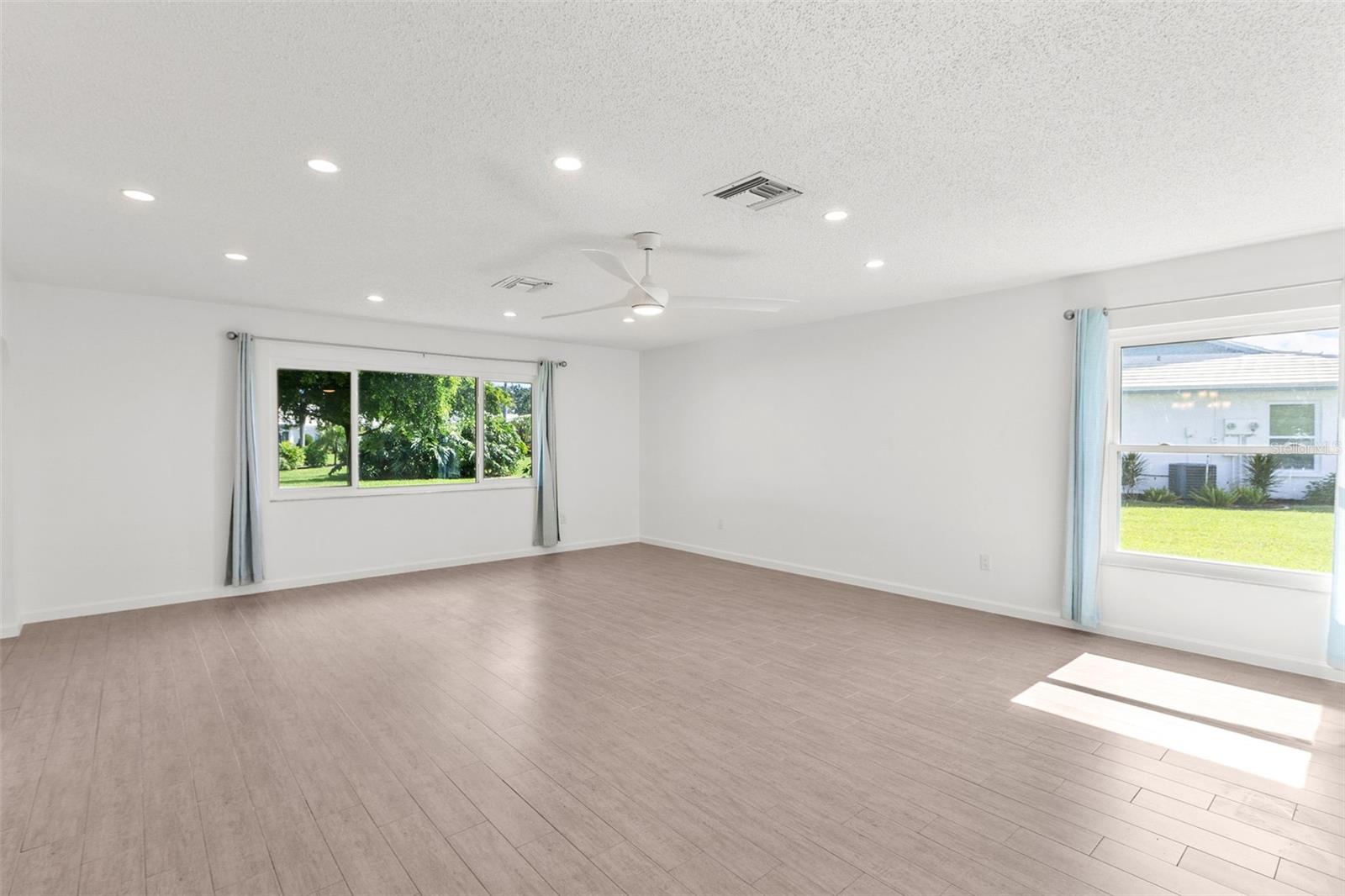 VILLAGE GREEN OF BRADENTON SEC 8 - Residential