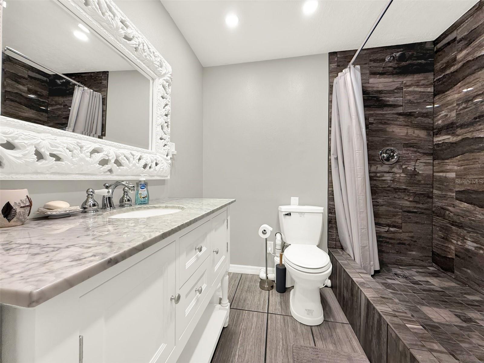 VENEZIA UNIT 04 - Residential