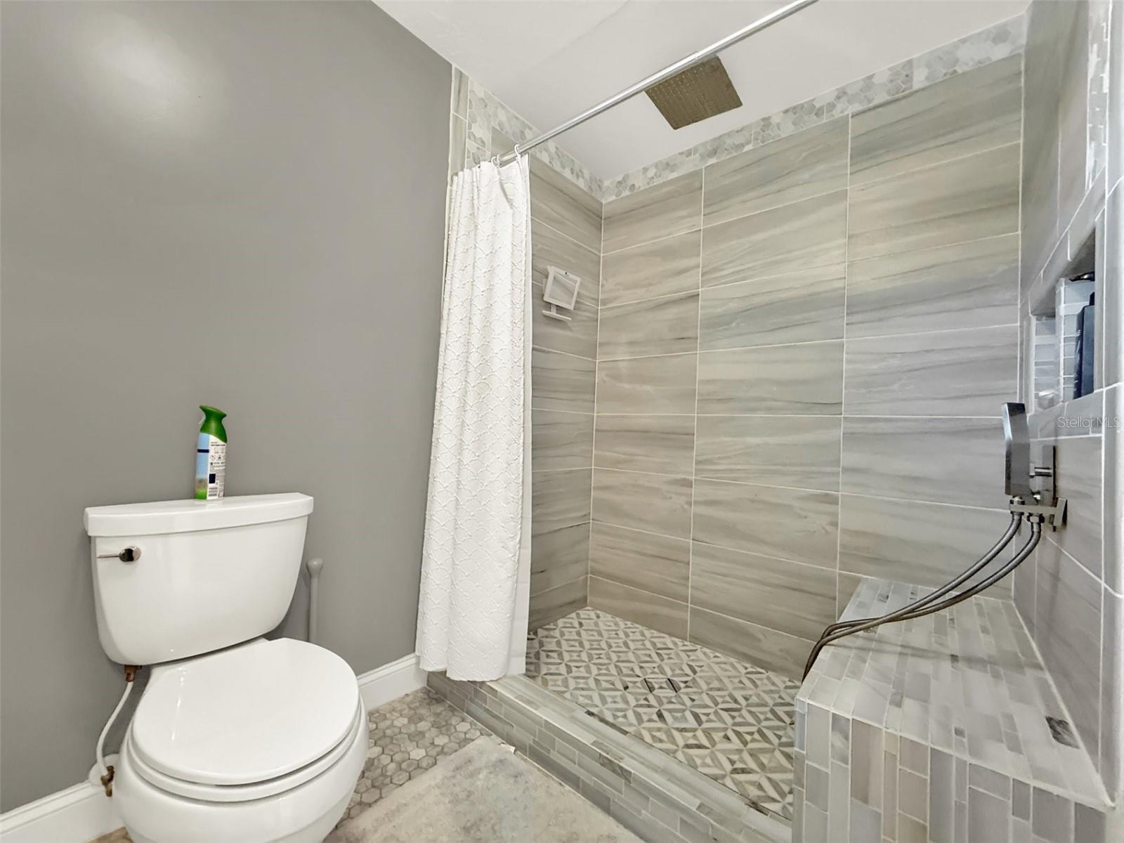 VENEZIA UNIT 04 - Residential