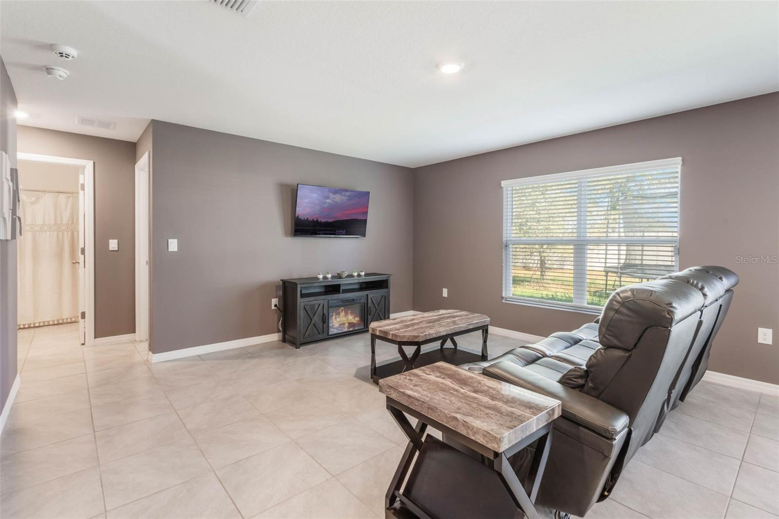 TRIUMPH SOUTH PH 1 - Residential