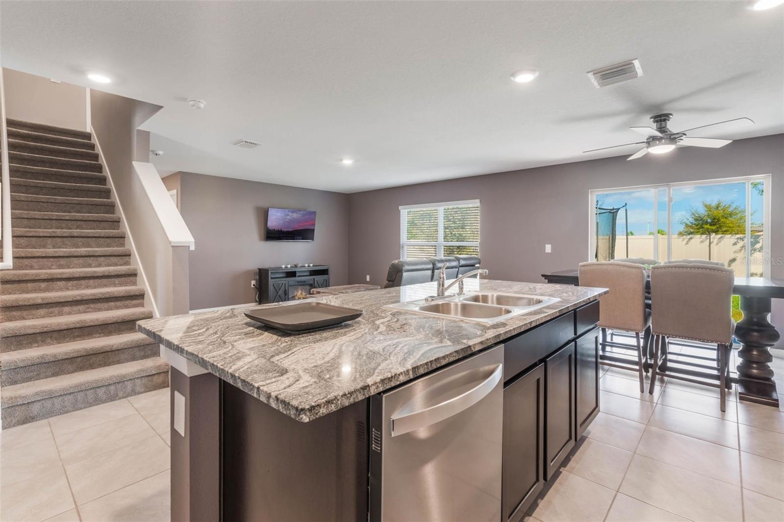 TRIUMPH SOUTH PH 1 - Residential