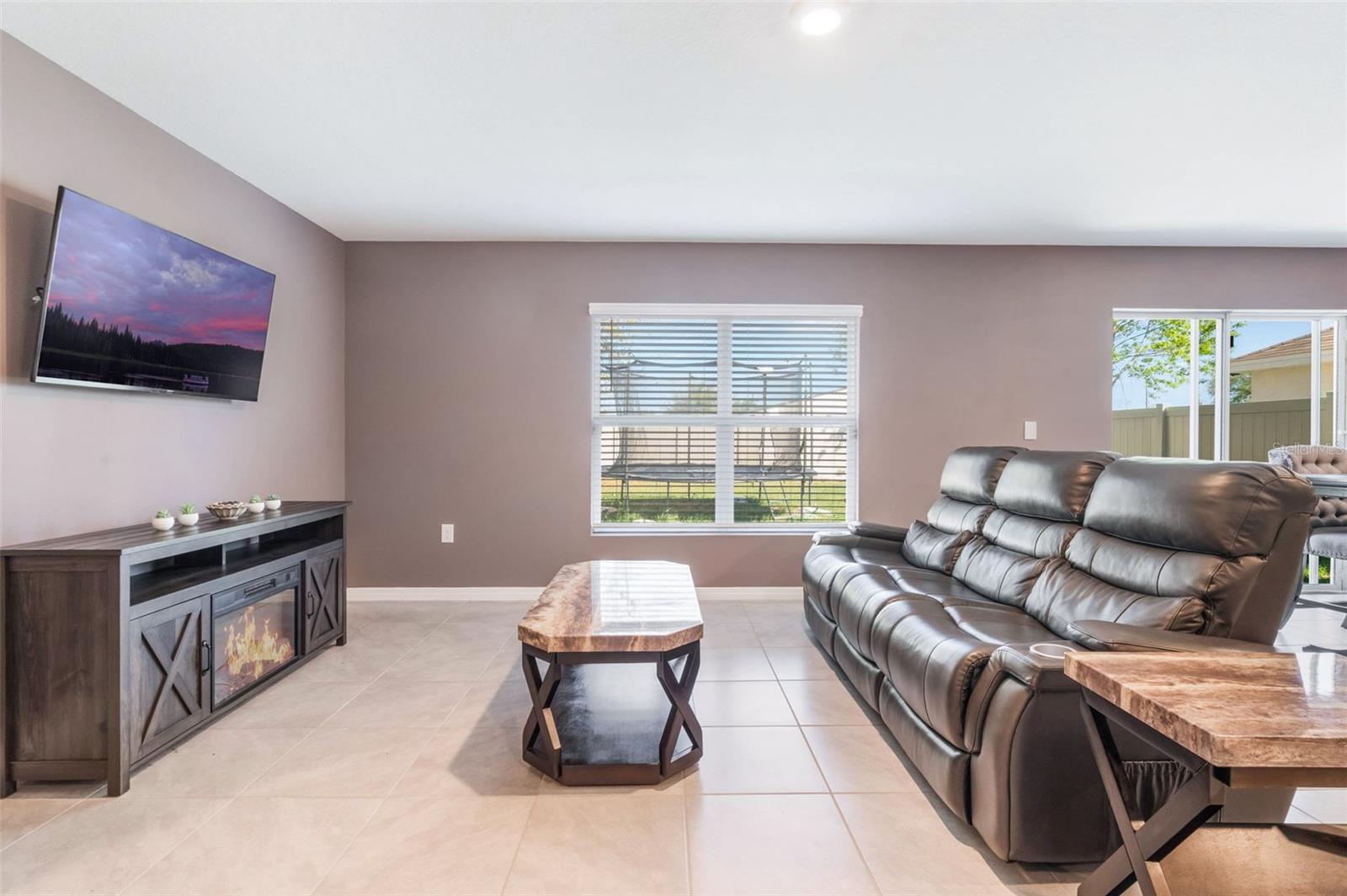 TRIUMPH SOUTH PH 1 - Residential