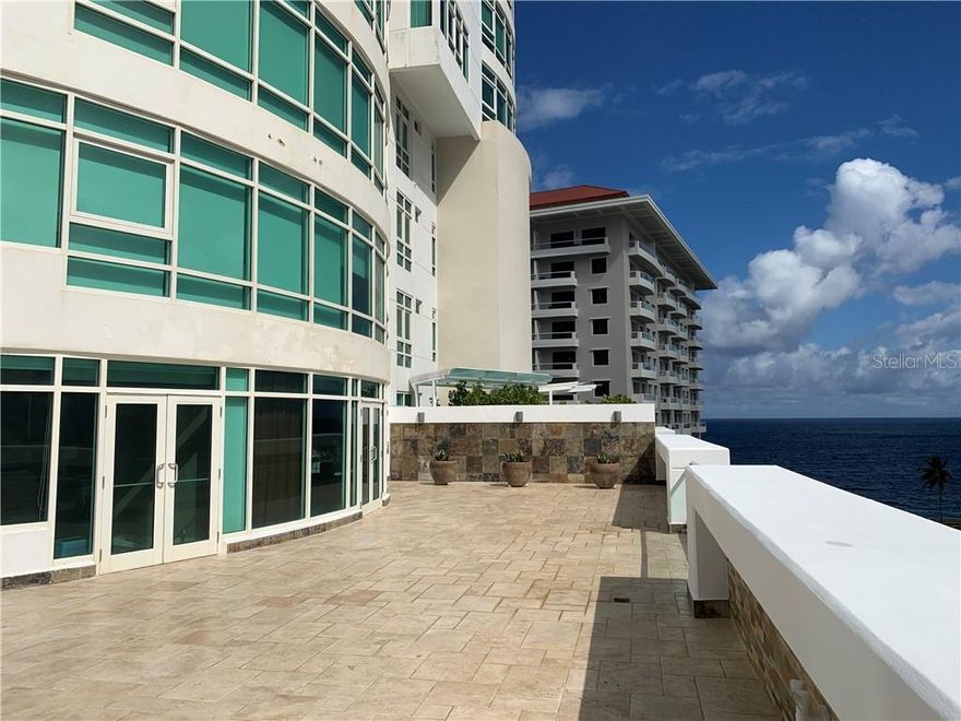 Unica unidad con terraza en piso medio, vista al mar y a la laguna, en el centro de Condado , vista directa a la ventana al mar. Equipado completo con 3,000pc living space mas 1,500 pc de terraza, tiene 5 parkings, storage, alarma. Unico- Hot on market now