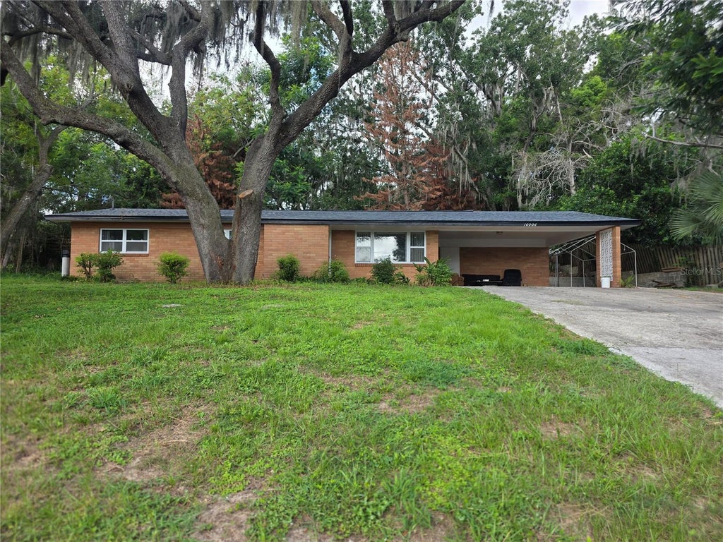 Photo of 10906 Crescent Lane, Clermont, FL 34711 (MLS # O6445915)