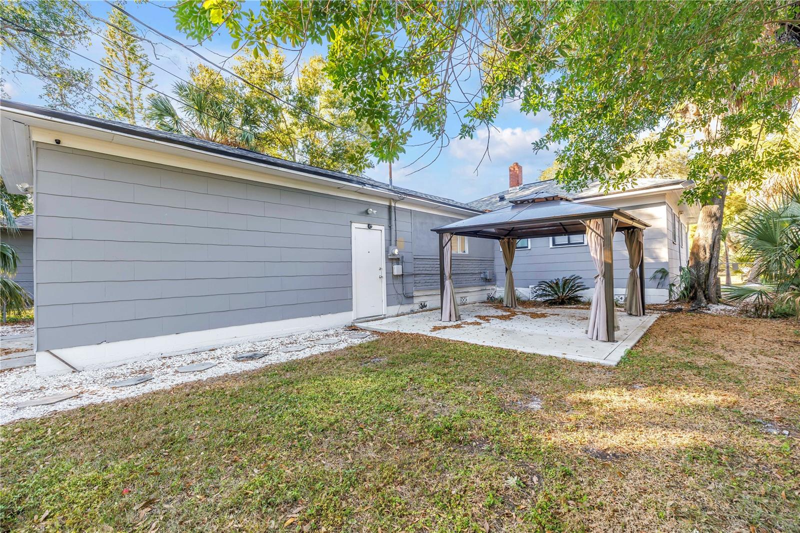 LAKEVIEW MANOR - Residential