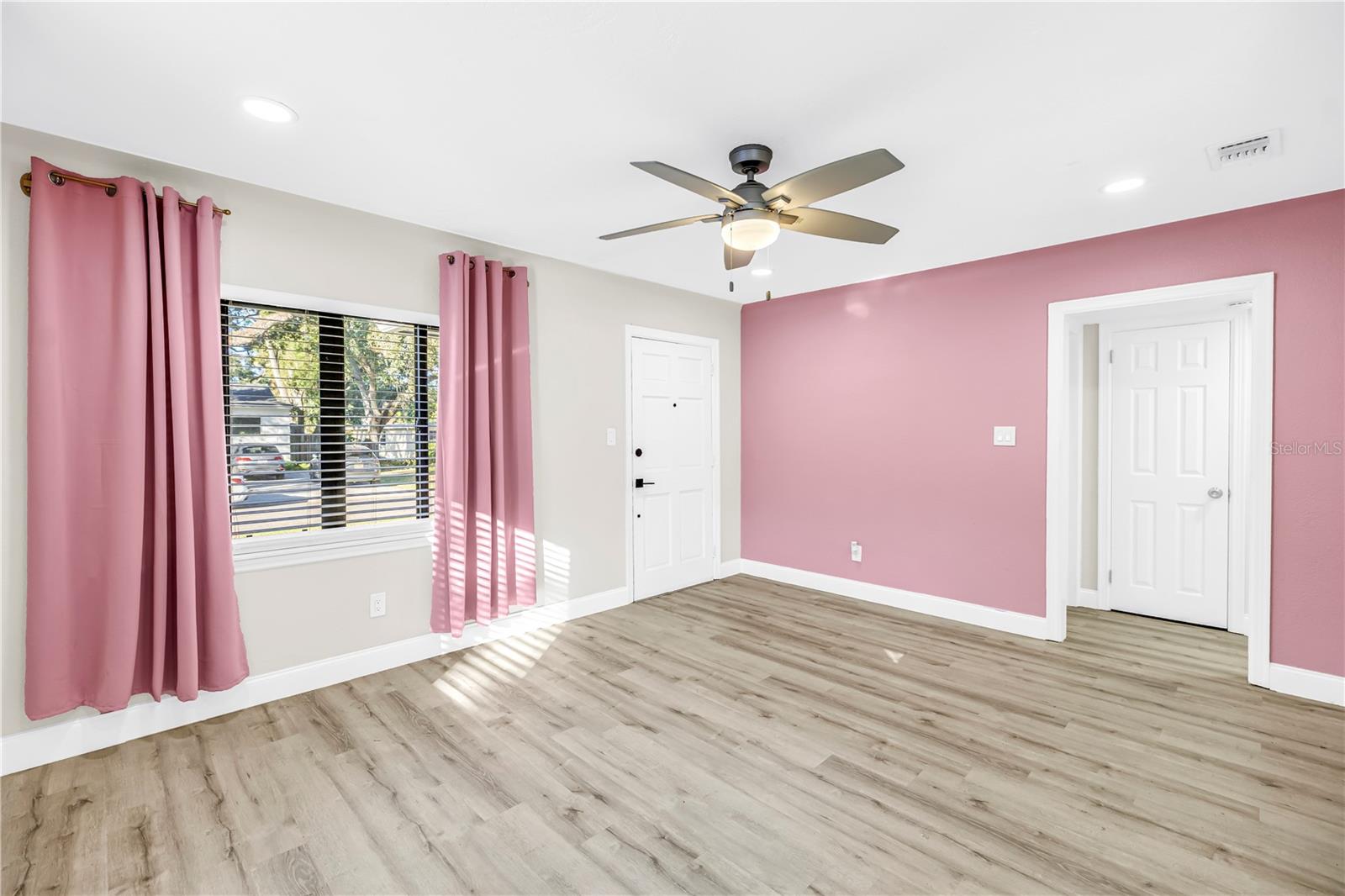 LAKEVIEW MANOR - Residential