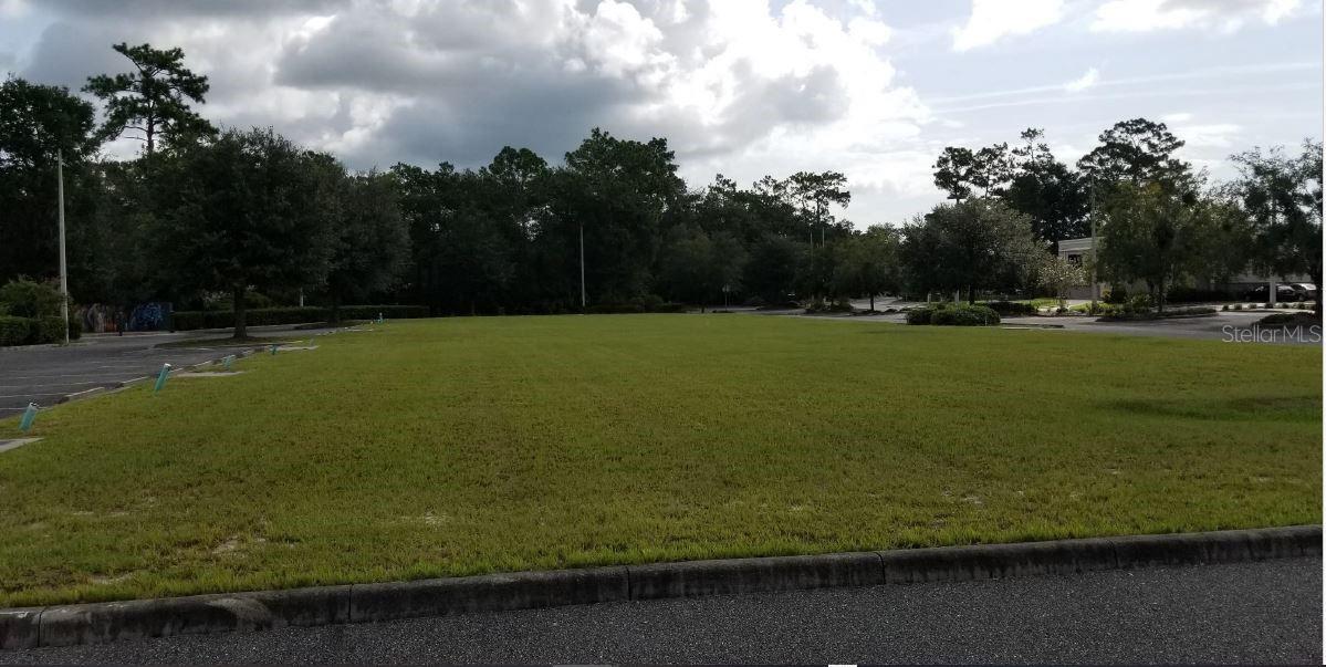 Pad ready site located in Silver Springs Fl. Directly across from Super Walmart. Access from two signalized intersections. Neighbor tenants also include: Chipotle, Outback, Arby's ,Aldi, Firehouse Subs, Verizon, Kay Jewelers, Steak-n-Shake, Bob Evans, Amscot, Bealls, Ross and many others. Coming soon Dutch Bros Coffee.
Pad has all utilities and off site drainage. Excellent hotel site.
THE ASSOCIATION THE ASSESSMENT HAS NOT YET BEEN DETERMINED SO THE $1 SHOWN IS INCORRECT AND SUBJECT TO ADJUSTMENT.
