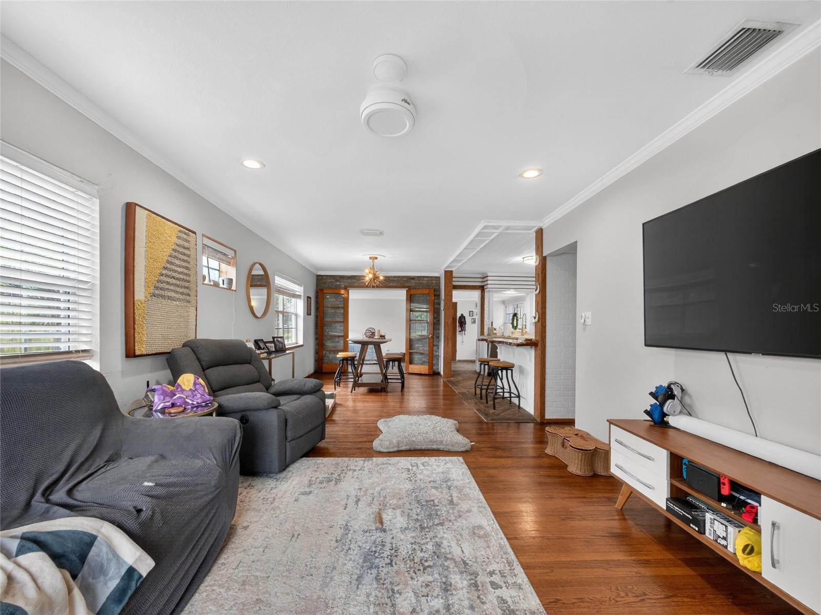 2121 IVANHOE ROAD