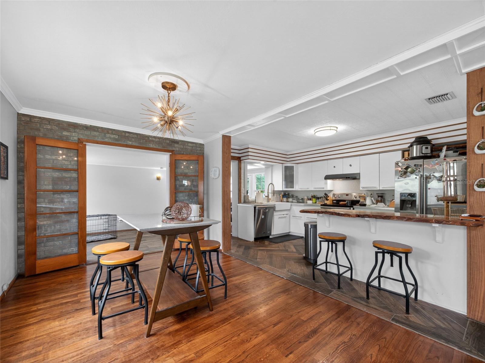 2121 IVANHOE ROAD