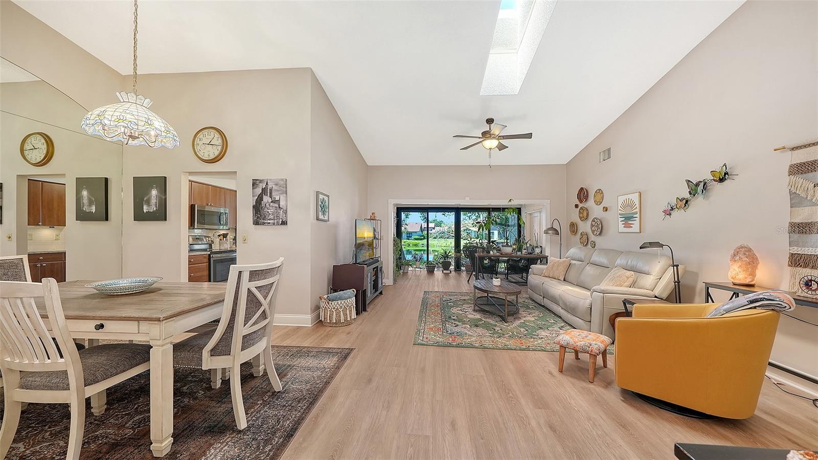 6048 WILSHIRE BOULEVARD 2