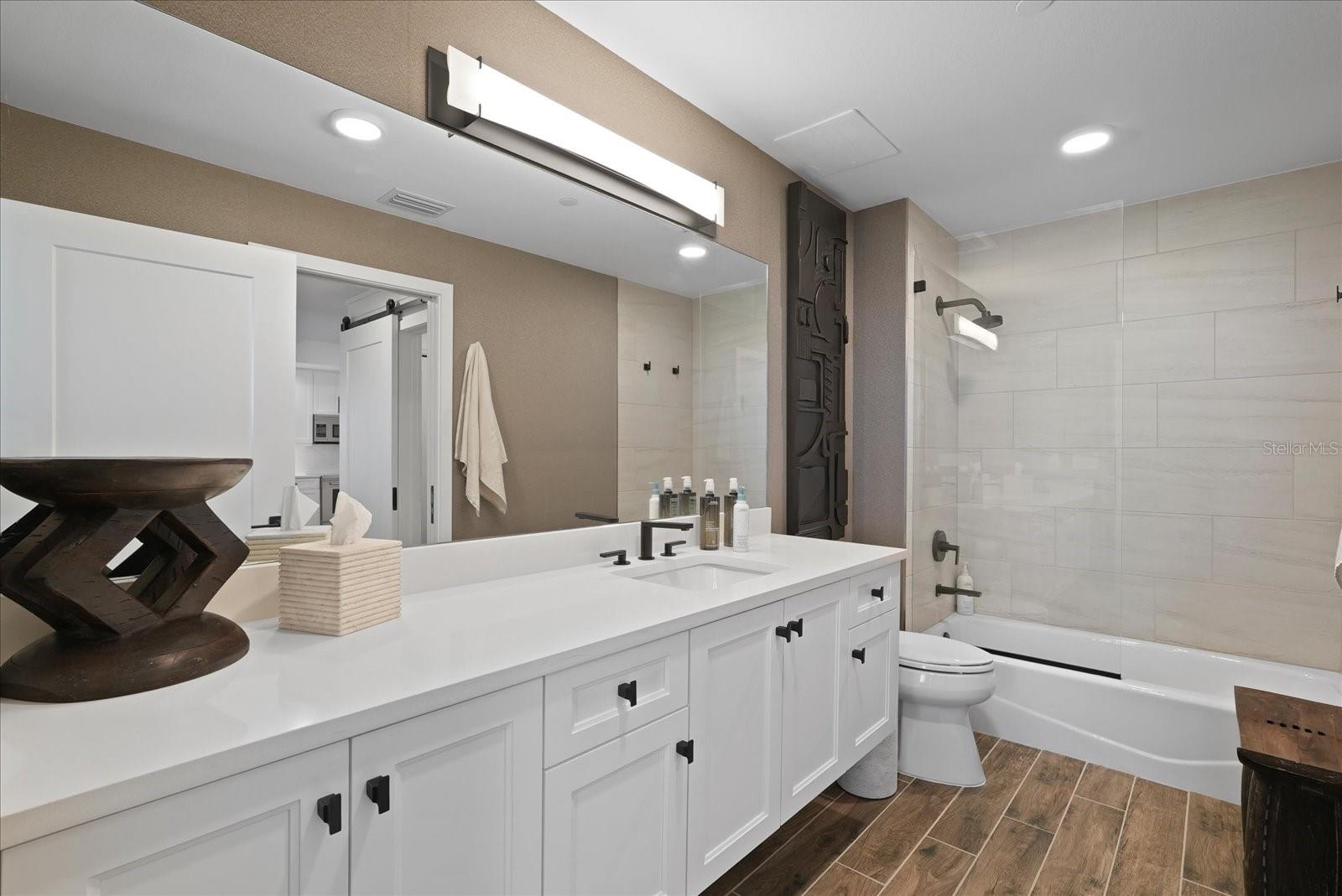 DOLPHIN HARBOUR CONDO - Residential