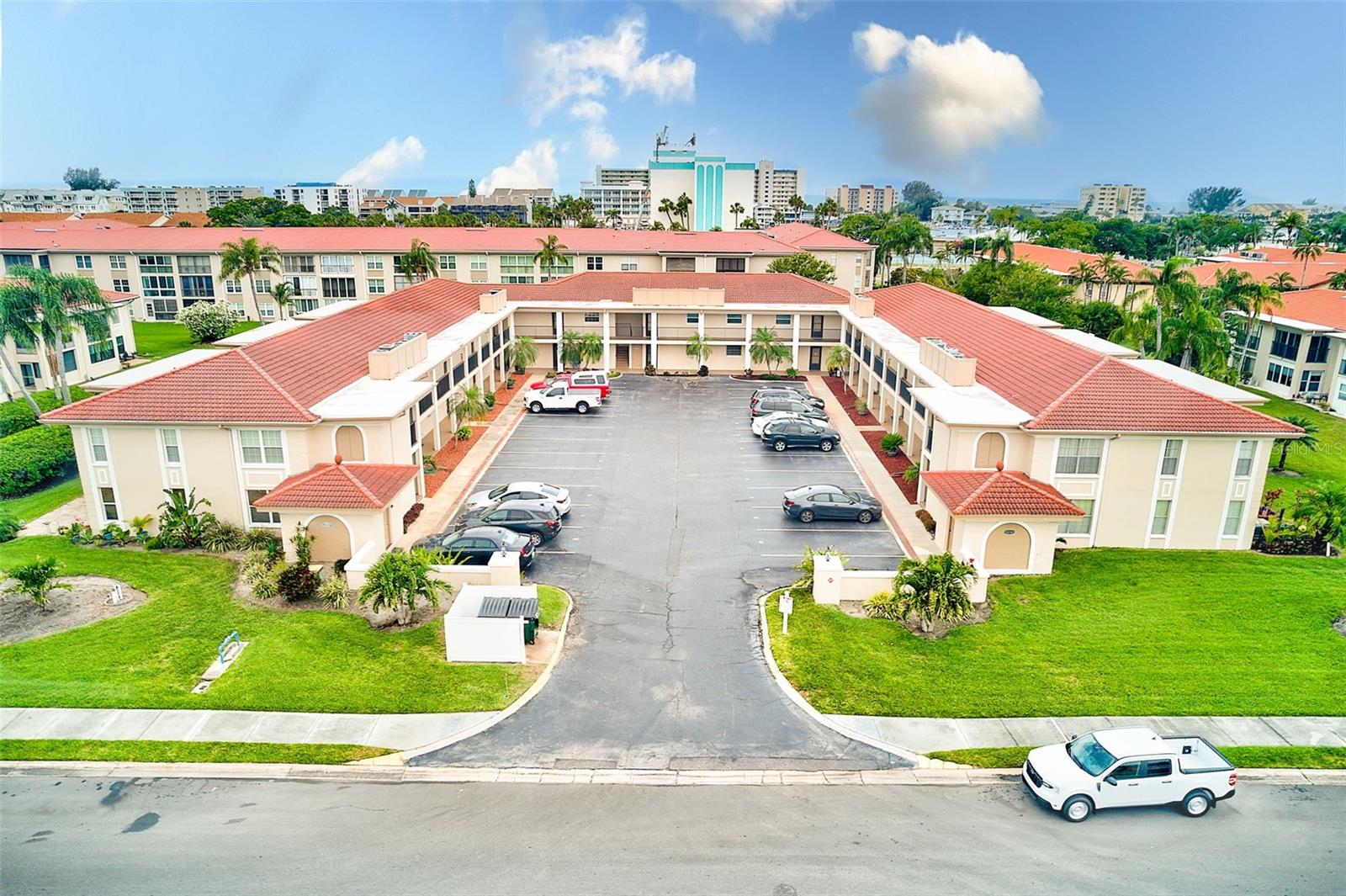 Welcome to Imperial Point! This spacious 2-bedroom, 2-bath ground-floor condo offers over 1,200 sq. ft. of fully updated living space in one of Largo’s best-kept secrets. Enjoy a resort-style lifestyle with two sparkling pools, two clubhouses, pickleball and tennis courts, shuffleboard, a fitness center, library, and a game room—all just a short 5-minute drive to the beach.
The condo features modern updates throughout, open living and dining areas, and generous bedrooms with plenty of natural light. Conveniently located in a quiet, well-maintained community, this rental offers both comfort and amenities for a truly Florida lifestyle.
Available for a 12-month lease . Don’t miss this opportunity to live in one of Largo’s most desirable communities!