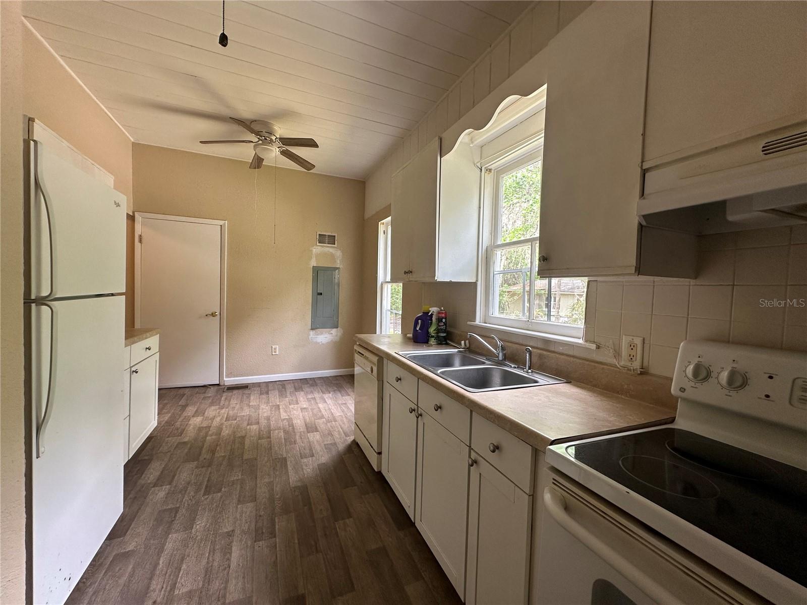 LAWS ADD TO BROOKSVL - Residential Lease