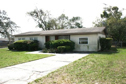 A home in LAKE WALES