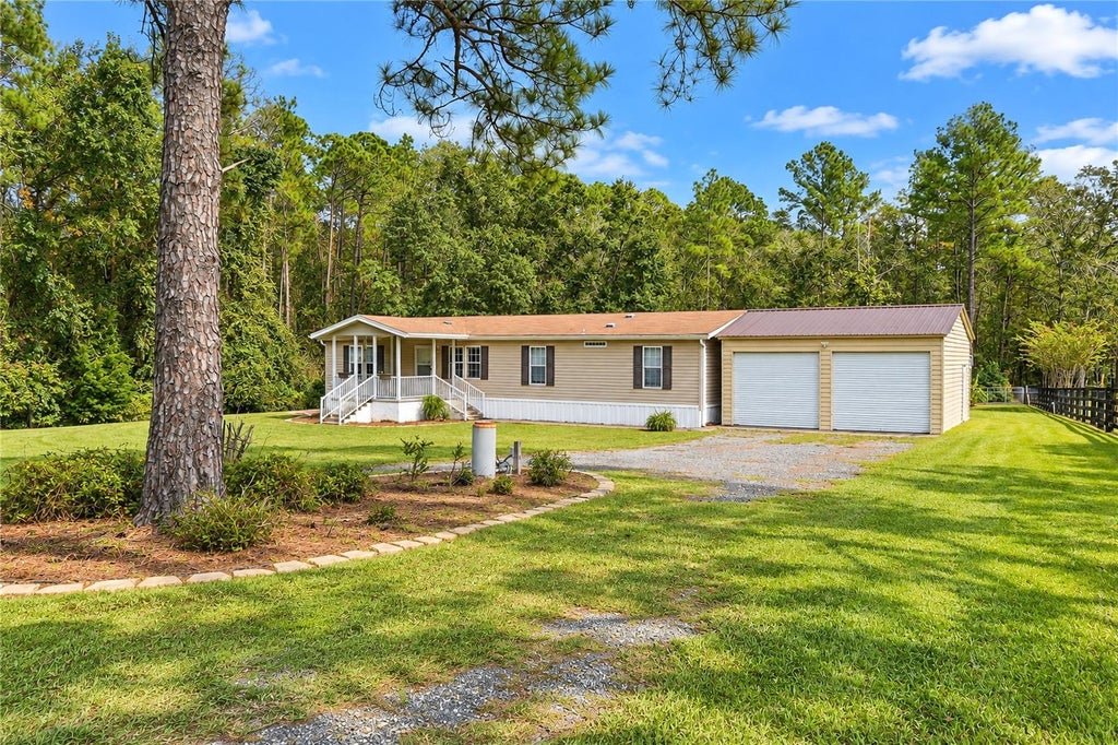 Photo of 5125 NE County Road 1469, Hawthorne, FL 32640 (MLS # GC544245)