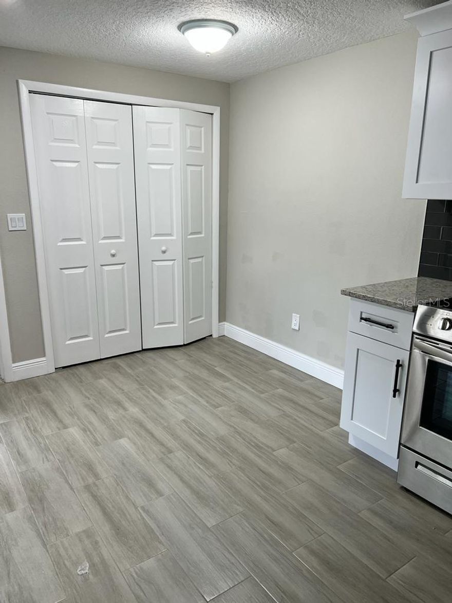 Beautiful home located in a well maintained community close to shopping, major road just minutes from I-4 and local amenities.